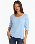 Maglia Donna in Cotone e Lana Girocollo n80 1202 Azzurro con Polly 4 – primo piano tre quarti