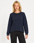 Maglia donna girocollo con cuciture in rilievo Blu, indossata da Polly 7 - vista frontale