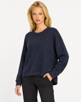 Maglia donna girocollo con cuciture in rilievo Blu, indossata da Polly 7 - vista a tre quarti, dettaglio parte superiore