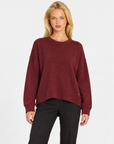 Maglia donna girocollo con cuciture in rilievo Bordeaux, indossata da Polly 7 - vista frontale