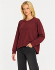 Maglia donna girocollo con cuciture in rilievo Bordeaux, indossata da Polly 7 - vista a tre quarti, dettaglio parte superiore