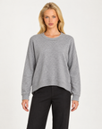Maglia donna girocollo con cuciture in rilievo Grigio, indossata da Polly 7 - vista frontale