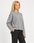 Maglia donna girocollo con cuciture in rilievo Grigio, indossata da Polly 7 - vista a tre quarti, dettaglio parte superiore