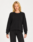 Maglia donna girocollo con cuciture in rilievo Nero, indossata da Polly 7 - vista frontale