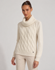 Maglia donna a trecce con collo alto bianco – Polly 6 – tre-quarti