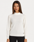 Maglia donna a lupetto bianco con spalle arricciate e dettaglio cuore, frontale su Polly 4