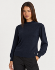 Maglia donna a lupetto blu con spalle arricciate e dettaglio cuore, tre quarti su Polly 4