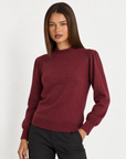 Maglia donna a lupetto bordeaux con spalle arricciate e dettaglio cuore, tre quarti su Polly 4