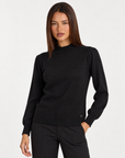 Maglia donna a lupetto nero con spalle arricciate e dettaglio cuore, tre quarti su Polly 4