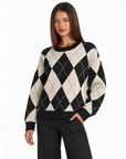 Maglia a rombi t23 1935-1 Nero con Polly 4 – vista a tre quarti