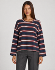 Maglia donna a righe in cotone blu indossata da Polly 4, vista frontale