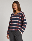 Maglia donna a righe in cotone blu indossata da Polly 4, vista tre quarti
