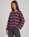 Maglia donna a righe in cotone bordeaux indossata da Polly 4, vista tre quarti