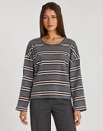 Maglia donna a righe in cotone grigio indossata da Polly 4, vista frontale