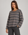 Maglia donna a righe in cotone grigio indossata da Polly 4, vista tre quarti