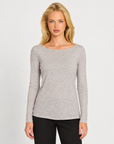 Maglia misto cashmere T4 25855 taupe indossata da Polly 7 – vista frontale