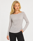 Maglia misto cashmere T4 25855 taupe indossata da Polly 7 – posa tre quarti