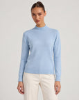 Maglione lupetto basic azzurro indossato da Polly 6, vista frontale