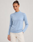 Maglione lupetto basic azzurro indossato da Polly 6, vista a tre quarti