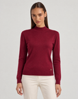 Maglione lupetto basic bordeaux indossato da Polly 6, vista frontale