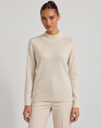 Maglione lupetto basic burro indossato da Polly 6, vista frontale