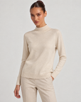 Maglione lupetto basic burro indossato da Polly 6, vista a tre quarti