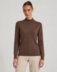 Maglione lupetto basic marrone indossato da Polly 6, vista frontale