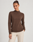 Maglione lupetto basic marrone indossato da Polly 6, vista a tre quarti
