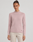 Maglione lupetto basic rosa indossato da Polly 6, vista frontale