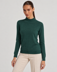 Maglione lupetto basic verde indossato da Polly 6, vista a tre quarti