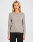 Maglione basic morbida girocollo n22 108 Fango indossato da Polly 7 – frontale