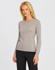 Maglione basic morbida girocollo n22 108 Fango indossato da Polly 7 – tre quarti