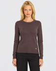 Maglione basic morbida girocollo n22 108 Marrone indossato da Polly 7 – frontale