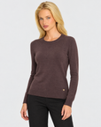 Maglione basic morbida girocollo n22 108 Marrone indossato da Polly 7 – tre quarti