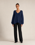 Maglione morbido con scollo a V blu, indossato da Polly 6, vista frontale