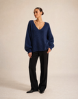 Maglione morbido con scollo a V blu, indossato da Polly 6, vista tre quarti