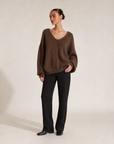 Maglione morbido con scollo a V marrone, indossato da Polly 6, vista tre quarti
