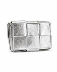 Mini bag intrecciata in vera pelle color argento su sfondo bianco