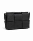 Mini bag intrecciata in vera pelle nera su sfondo bianco, vista frontale