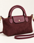 Mini borsa effetto scamosciato bordeaux – vista tre quarti con tracolla