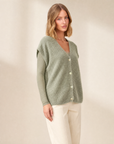 Cardigan morbido verde n11 10273 indossato da Polly 5, vista tre quarti