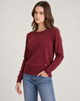 Maglia donna girocollo in misto viscosa con bordi a costine Bordeaux indossata da Polly 2, foto 2