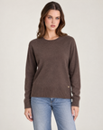 Maglia donna girocollo in misto viscosa con bordi a costine Marrone indossata da Polly 2, foto 1
