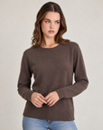 Maglia donna girocollo in misto viscosa con bordi a costine Marrone indossata da Polly 2, foto 3