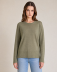 Maglia donna girocollo in misto viscosa con bordi a costine Verde indossata da Polly 2, foto 1