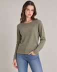 Maglia donna girocollo in misto viscosa con bordi a costine Verde indossata da Polly 2, foto 2