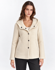 Giacca donna bianco con cappuccio e retro trapuntato indossata da Polly 2 – vista frontale
