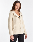 Giacca donna bianco con cappuccio e retro trapuntato indossata da Polly 2 – vista tre quarti