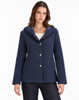 Giacca donna blu con cappuccio e retro trapuntato indossata da Polly 2 – vista frontale