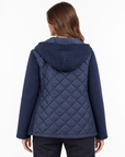 Giacca donna blu con cappuccio e retro trapuntato indossata da Polly 2 – vista retro